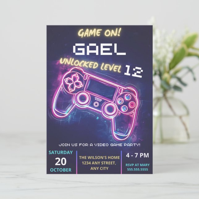 Invitation à une fête de jeu vidéo, invitation d'a (Debout devant)