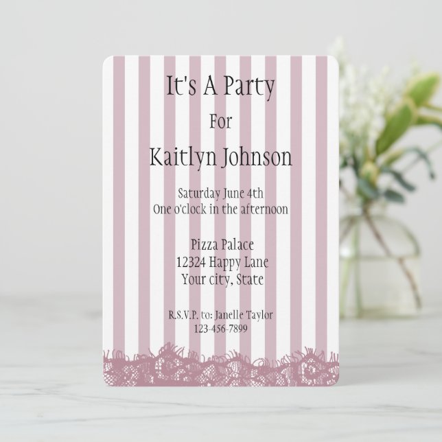 Invitation Anniversaire des rayures roses et de la dentelle (Debout devant)