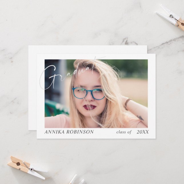 Invitation Annonce de remise de diplôme en script moderne  (Devant/Arrière en situation)