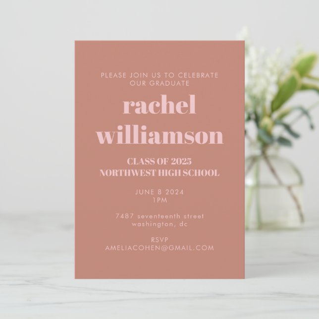Invitation Audacieuse Typographie Terracotta Pink Graduation  (Debout devant)