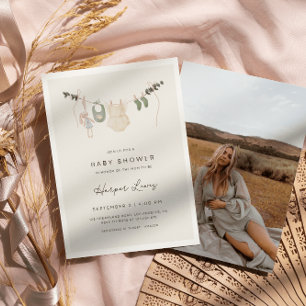 Invitation Baby shower photo de vêtements neutres pour les fe