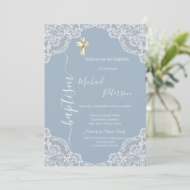 Invitation Baptême en dentelle de croix d'or simple Dusty Blu (Debout devant)