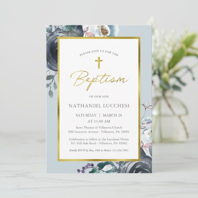 Invitation Baptême romantique bleu floral et script or (Debout devant)
