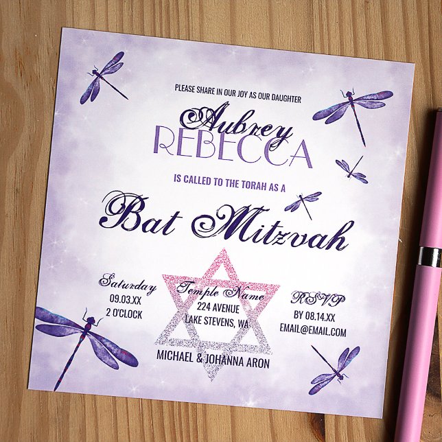 Invitation Bat mitzvah de libellules de lavande pourpre (Purple bat mitzvah invitation with unique star of david design)