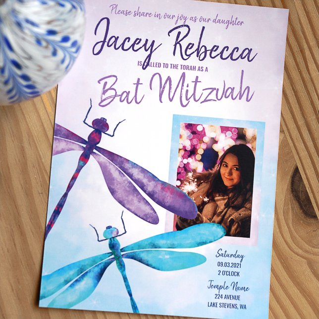 Invitation Bat mitzvah de libellules violette et turquoise (Purple and turquoise whimsical dragonflies bat mitzvah invitation with photo)