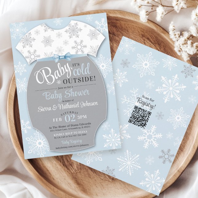 Invitation Bébé son froid en dehors du flocon de neige hiver  (Baby shower invitations boy, Baby It's Cold Outside winter snowflake bodysuit blue & white QR code)
