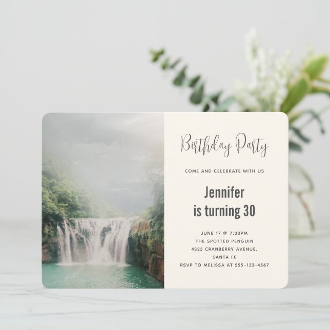 Invitation Belle cascade au bord d'une forêt verdoyante Anniv (Debout devant)