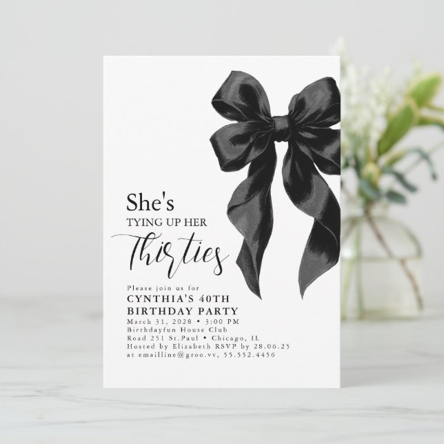 Invitation Black Bow Tying Up Her Thirties 40Th Birthday (Debout devant)