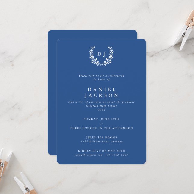 Invitation Bleu+Blanc Monogramme Laurel Wreath Graduation (Devant/Arrière en situation)