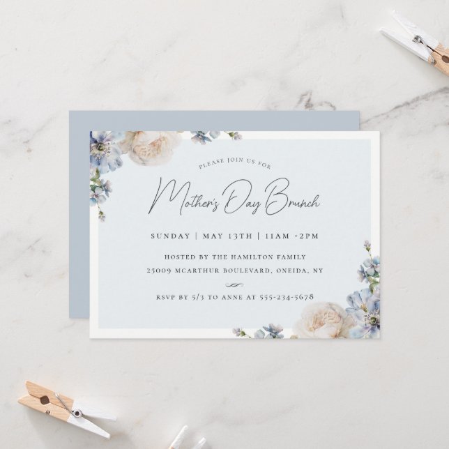 Invitation Bleu Dusty Fleur Fête des Mères Brunch (Devant/Arrière en situation)