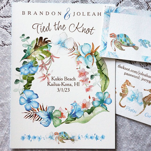 Invitation Bleu tropical, Elopement de la couronne de feuille (Seaside Blue Hibiscus Flowers in a Wreath of Soft Green Banana Leaves Elopement Announcements)