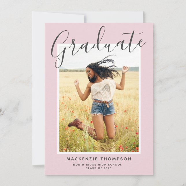 Invitation Blush Pink Moderne Calligraphie Partie de graduati (Devant)