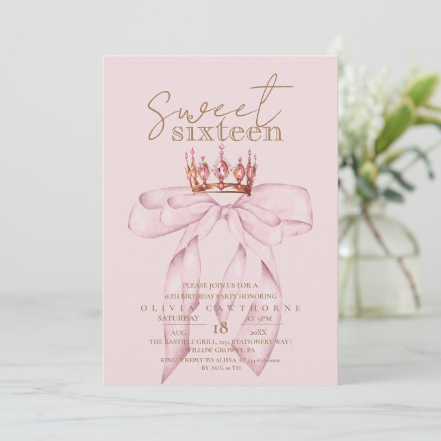Invitation Blush Rose & Gold Sweet 16 Bow Crown Anniversaire (Debout devant)