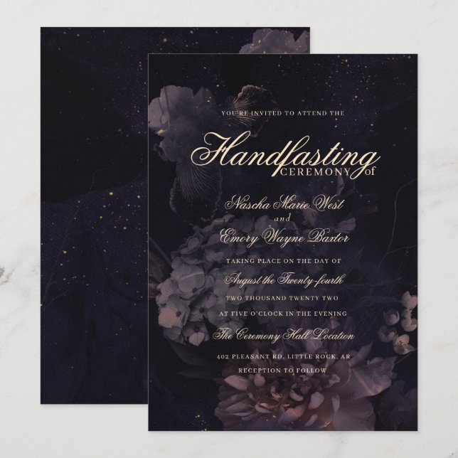 Invitation Boho gothique foncé violet à la main florale (Devant / Derrière)