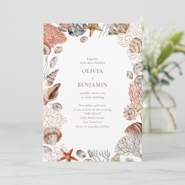 Invitation Boho Ocean Seashells Coral Beach Mariage unique (Debout devant)