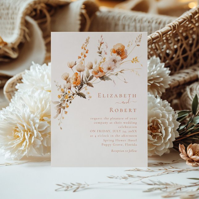 Invitation Boho Terracotta brûlé Orange Mariage Fleur sauvage (Boho Terracotta Burnt Orange Wildflowers Wedding Invitation on a table with a boho flower bouquet.)