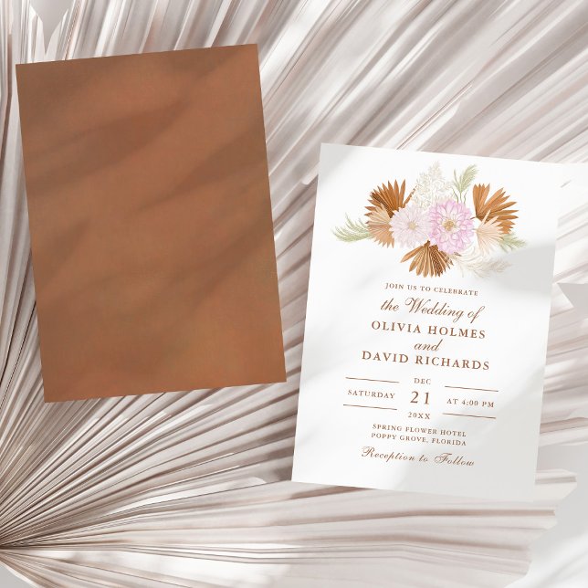 Invitation Boho Terracotta Pampas Mariage en herbe et fleurs (Boho Terracotta Pampas Grass and Flowers Wedding Invitation on a sunny neutral dry palm leaf.)
