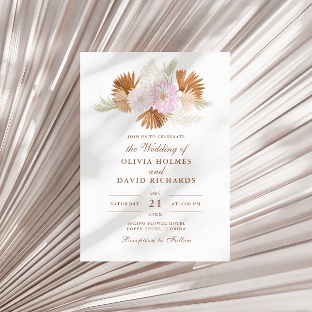 Invitation Boho Terre cuite Herbe de Pampas et Fleurs de Mari (Boho Terracotta Pampas Grass and Flowers Wedding Invitation on a sunny neutral dry palm leaf.)