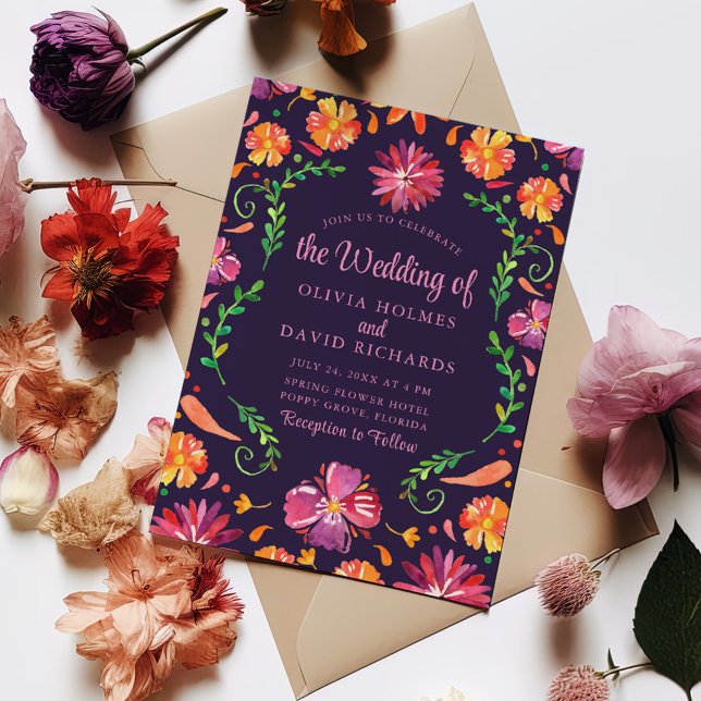 Invitation Boho violet coloré mexicain Floral Fiesta Mariage (Boho Purple Colorful Mexican Floral Fiesta Wedding Invitation on a table surrounded with flowers)