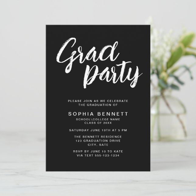 Invitation Brosse chic moderne Script Black & White Grad Part (Debout devant)