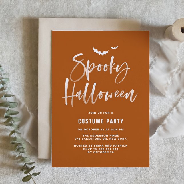 Invitation Brosse Éffrayant d'Halloween brûlée (Spooky Halloween party invitation with white brush lettering on burnt orange background.)