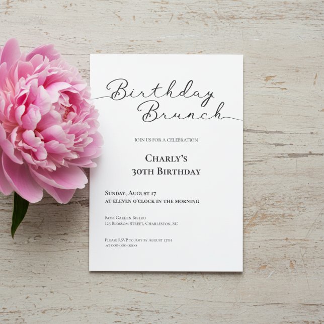 Invitation Brunch d'anniversaire minimaliste de 30 ans (Birthday brunch invitation with blush pink peony on rustic wood background.)