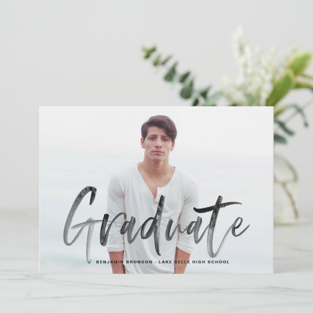 Invitation Brush noir Lettering Photo Graduation (Debout devant)