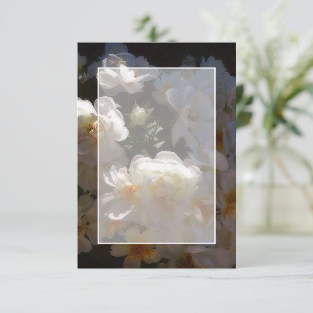 Invitation Budget blanc mariage de roses blanches (Debout devant)