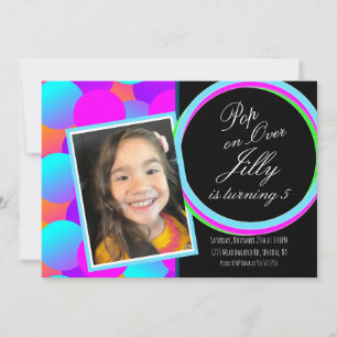 Invitation Bulles éclatent sur fond néon pour une fête d'anni