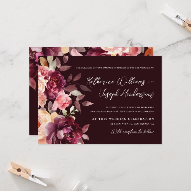 Invitation Calligraphie de script Bouquet Floral Bordeaux Mar (Devant/Arrière en situation)