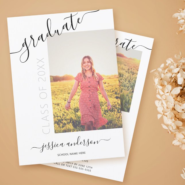 Invitation Calligraphie simple blanche et noire pour diplômé  (Créateur téléchargé)