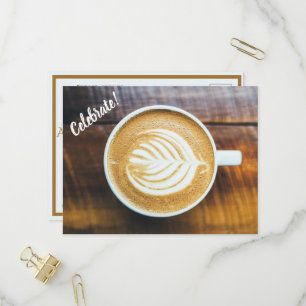 Invitation Carte Postale Coupe de latte de café avec mousse de forme feuill