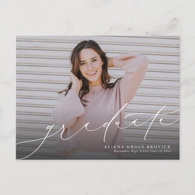 Invitation Carte Postale Diplômé élégant script graduation horizontale (Devant)
