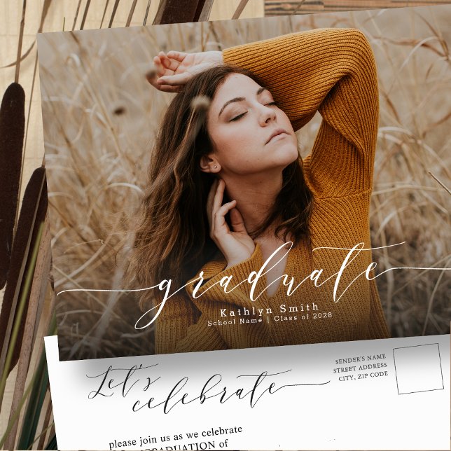 Invitation Carte Postale Élégante calligraphie Moderne Chic Photo Graduatio (Créateur téléchargé)