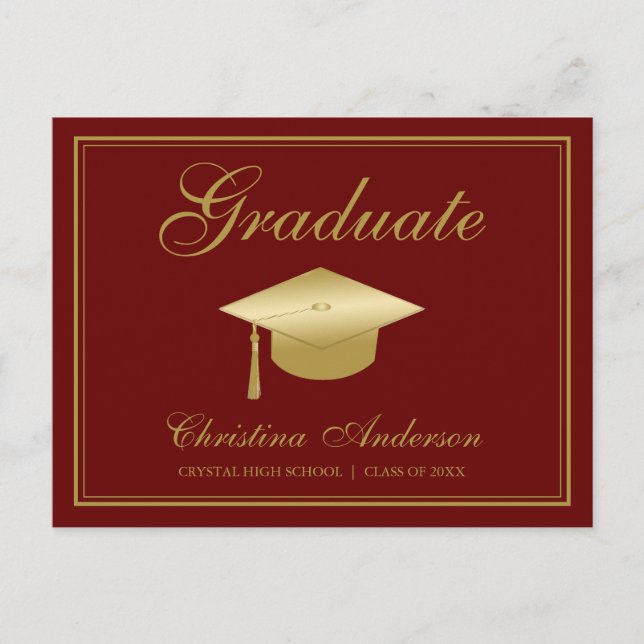 Invitation Carte Postale Graduation Gold Casquette & Script sur Maroon Part (Devant)