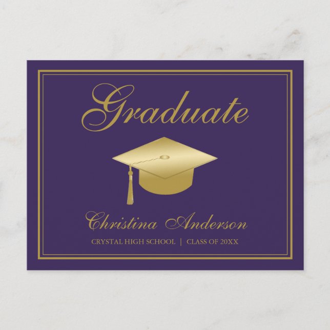 Invitation Carte Postale Graduation Gold Casquette & Script sur Purple Part (Devant)