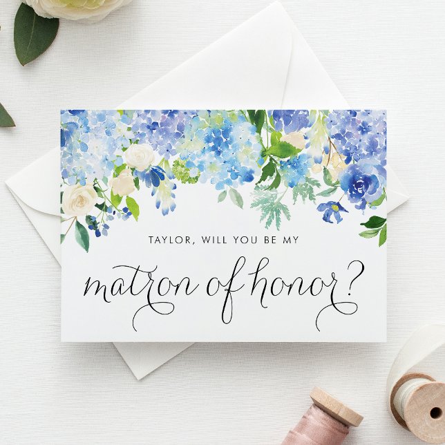 Invitation Carte Postale Hydrangea Bleu et Rose Ivoire Demoiselle d'Honneur (Blue hydrangea and white rose matron of honor card with greenery accents for romantic weddings.)