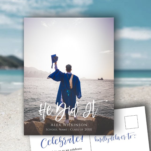 Invitation Carte Postale Il L'A Fait Script Moderne Guy Photo Graduation (Créateur téléchargé)