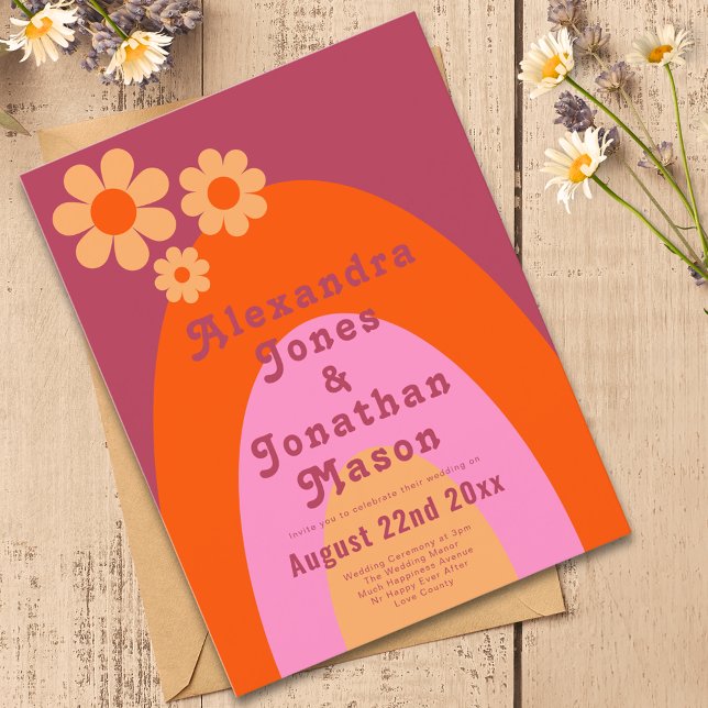 Invitation Carte Postale Mariage Groovy Rétro Moderne des Années 70 (Modern retro daisy arch groovy typography orange pink budget wedding invitation postcard)