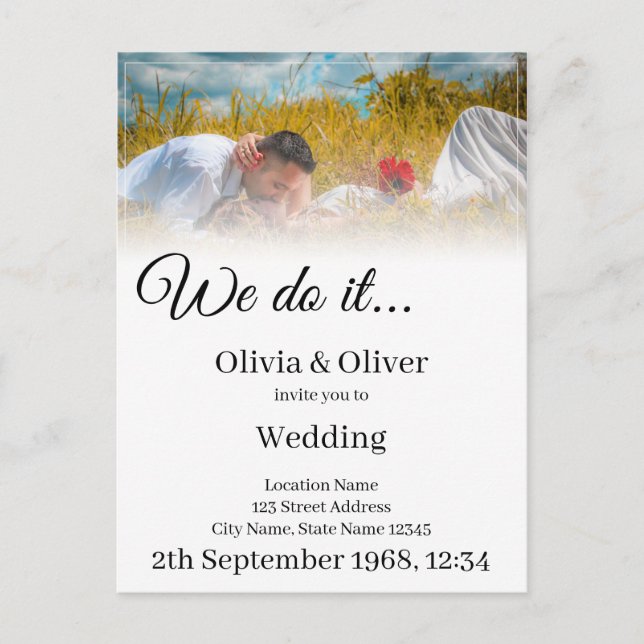 Invitation Carte Postale Nous le faisons - Embrasser un couple sur un pré (Devant)