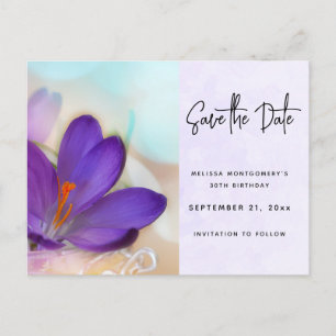 Invitation Carte Postale Photo d'un Crocus au printemps violet Économisez l