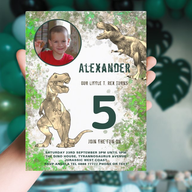 Invitation Carte Postale T-Rex Dinosaur 5e anniversaire de la fête Photo (Dinosaur T-Rex jungle 5th birthday party invitation with photo template brown and green watercolor)