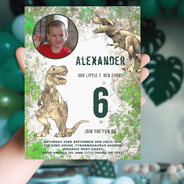 Invitation Carte Postale T-Rex Dinosaur 6e anniversaire fête photo Budget (T-Rex dinosaur 6th birthday party budget invitation postcard with photo template watercolor splash )