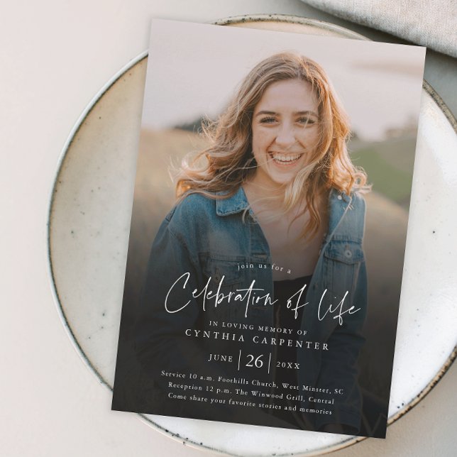 Invitation Célébration moderne de la vie funérailles commémor (Modern handwritten script celebration of life photo memorial invitation.)