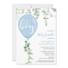 C'est un petit garçon aspergeant d'eucalyptus ball