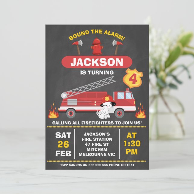 Invitation Chalkboard Red Firefighter Moteur d'incendie Anniv (Debout devant)