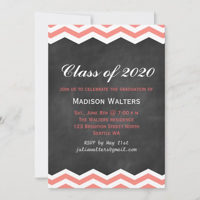 Invitation Chevrons de corail sur Chalkboard Graduation Invit (Devant)
