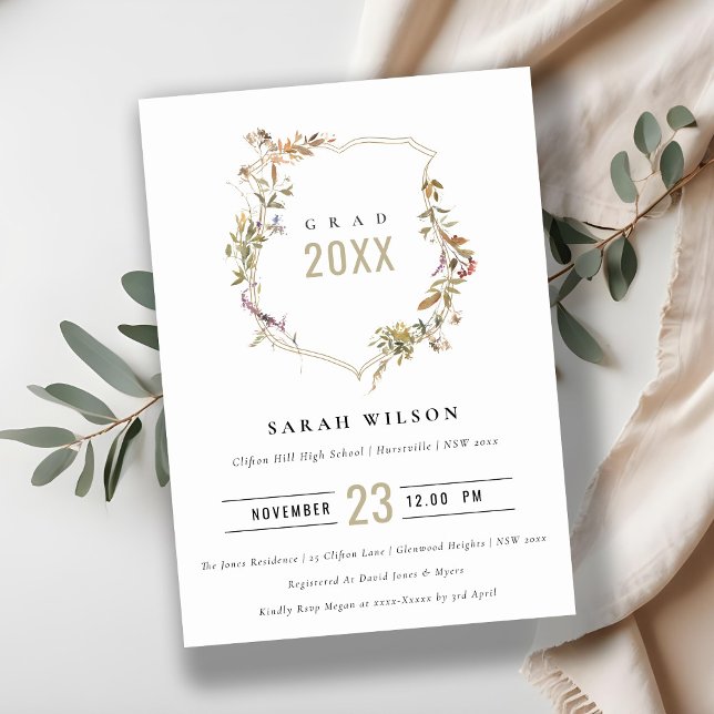 Invitation Chic Dusky Rose Blush Fleur sauvage Crest Graduati (Créateur téléchargé)
