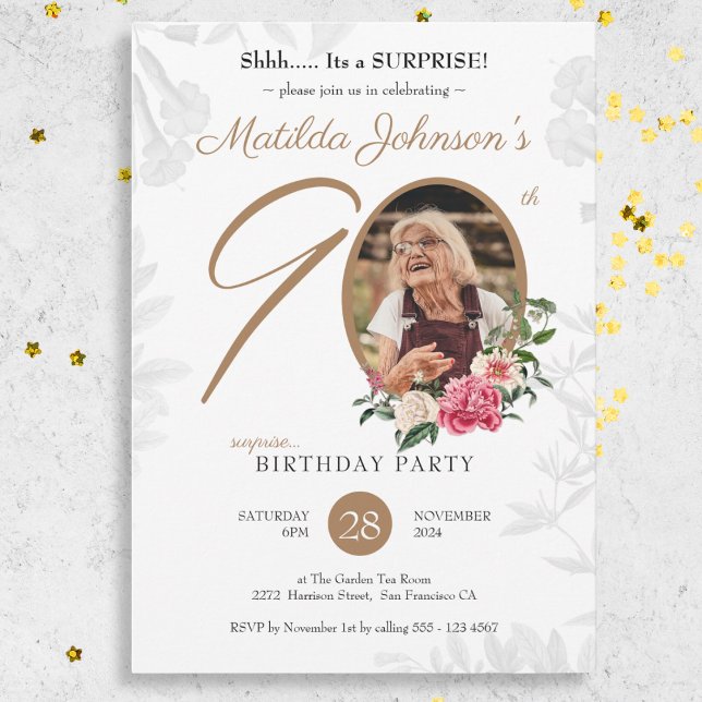Invitation Chic Floral Photo Surprise 90e fête d'anniversaire (Chic Floral Photo Surprise 90th Birthday Party Invitation)