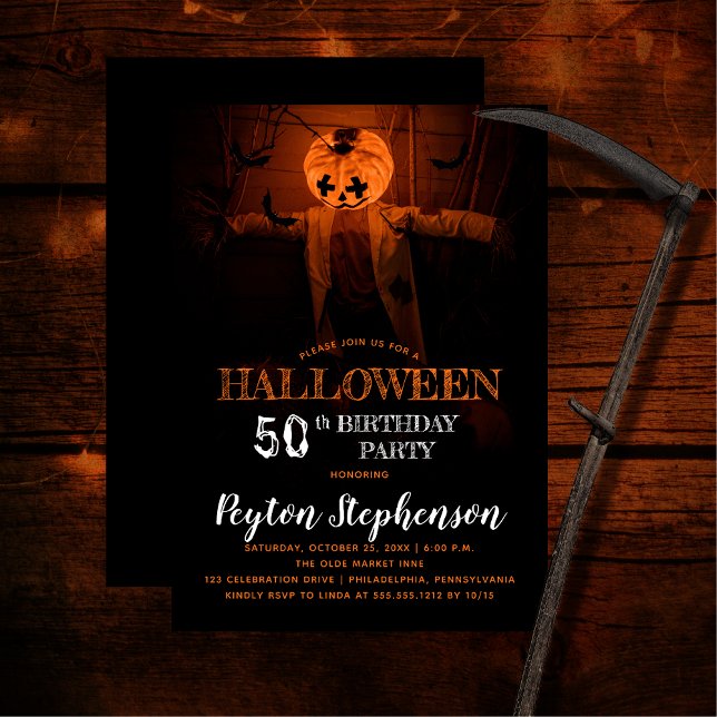 Invitation Citrouille effrayant Halloween 50e fête d'annivers (Creepy barn scene pumpkin scarecrow adult Halloween 50th Birthday Party Invitation)